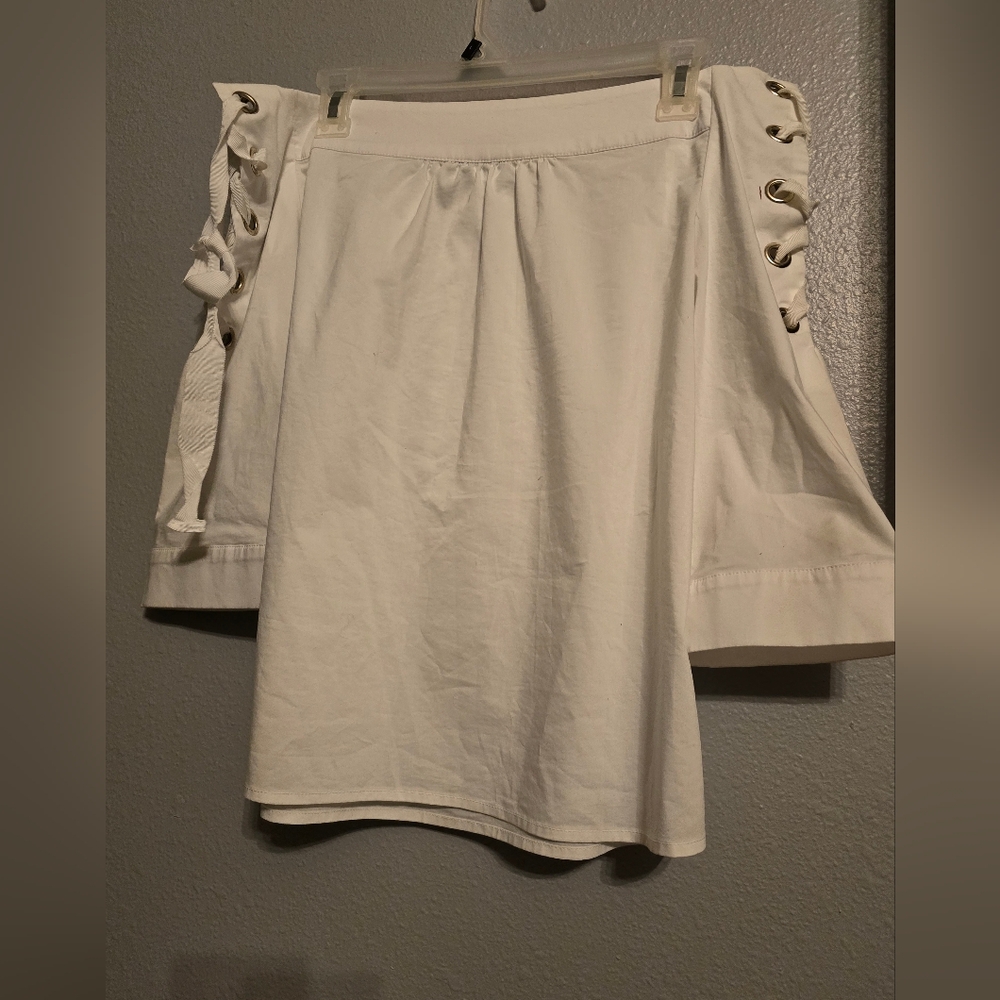 EUC NEW YORK AND COMPANY XS WHITE CRISS CROSS SLEEVE WHITE STYLISH TOP